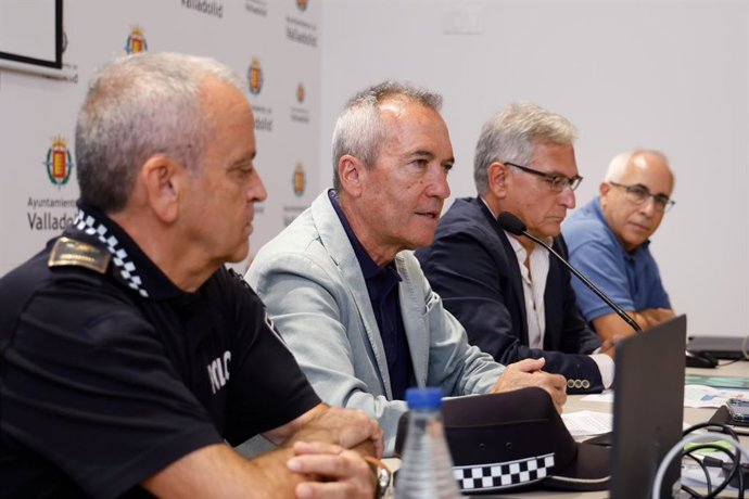 El concejal (2I) durante la rueda de prensa.