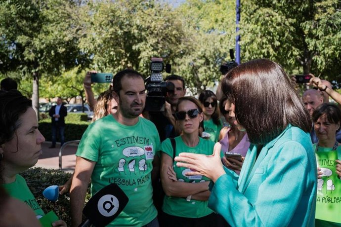 La ministra de Ciencia, Innovación y Universidades y secretaria general del PSPV, Diana Morant, conversa con docentes.
