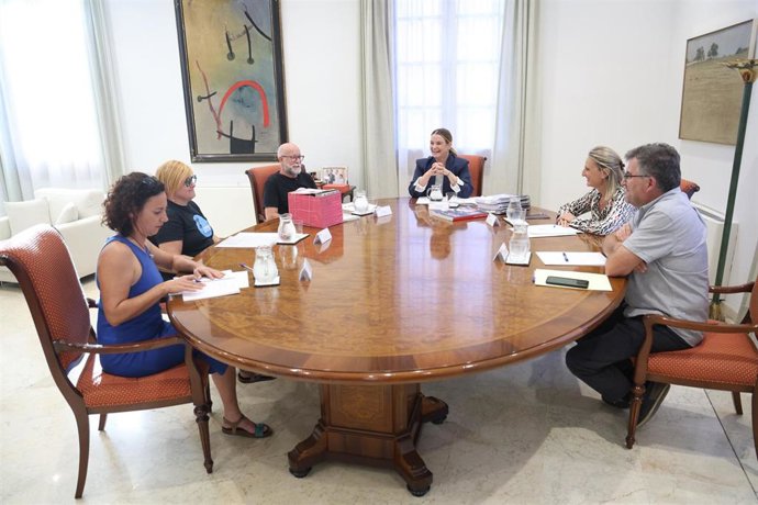 La presidenta del Govern, Marga Prohens, recibe en audiencia a los representantes del GOB y Terraferida tras las protestas contra la masificación turística de este verano.