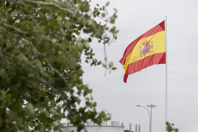 Archivo - Vista de la bandera más grande de España, situada en el nuevo circuito Madring, en Ifema. 