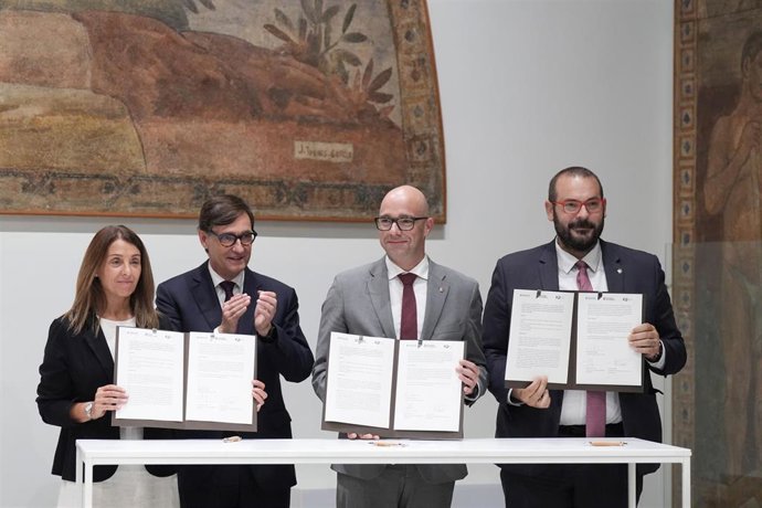 El presidente del Govern, Salvador Illa; el conseller de Derechos Sociales e Inclusión, Raúl Moreno; la presidenta de la ACM, Meritxell Budó, y el presidente de la FMC, David Bote, durante la firma.