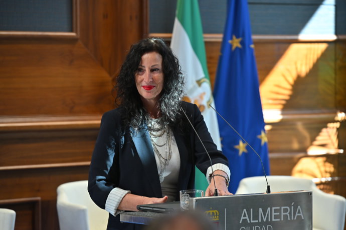 La alcaldesa de Almería, María del Mar Vázquez, durante su intervención.