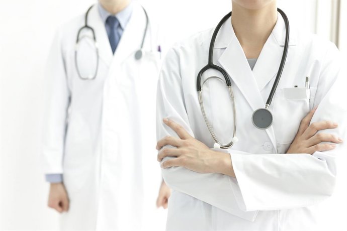 Archivo - Arquivo - Uma médica e um médico.