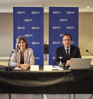Marta Alonso y Miguel Cardoso en la presentación del estudio