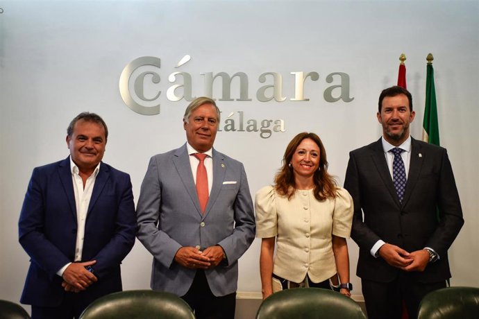 La delegada de la Junta de Andalucía en Málaga, Patricia Navarro; junto al delegado territorial de Economía, Antonio García; el presidente de la Cámara de Comercio, Jose Carlos Escribano, y el presidente de la comisión cameral , Juan Jesús Fortes