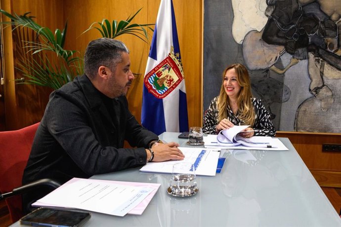 Archivo - El alcalde de La Laguna, Luis Yeray Gutiérrez, y la presidenta del Cabildo de Tenerife, Rosa Dávila, en una reunión para abordar proyectos conjuntos