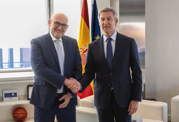 El presidente del PP, Alberto Núñez Feijóo, se reúne con el consejero delegado de Grupo Renault, Christian Stein