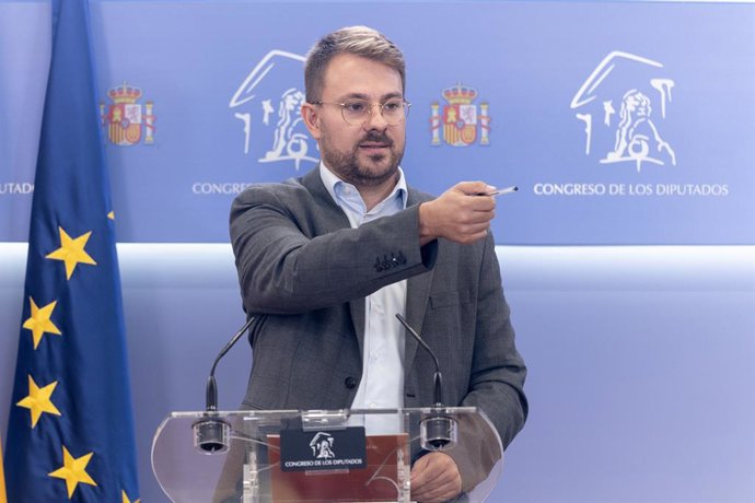 O porta-voz adjunto do Sumar no Congresso, Alberto Ibáñez, durante uma coletiva de imprensa na Câmara dos Deputados, em 8 de setembro de 2026, em Madri (Espanha).