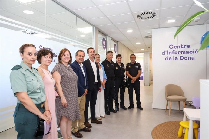 El presidente de Mallorca, Llorenç Galmés, junto con otras autoridades en la inauguración del Centro de Información de la Mujer.