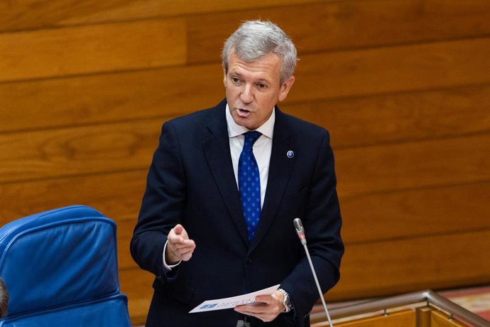 Archivo - El presidente de la Xunta, Alfonso Rueda, en el pleno del Parlamento.