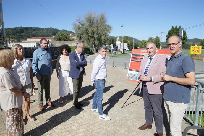El consejero de Fomento, Vivienda, Ordenación del Territorio y Medio Ambiente, Roberto Media, visita el inicio de las obras del paseo peatonal de Las Ermitas.