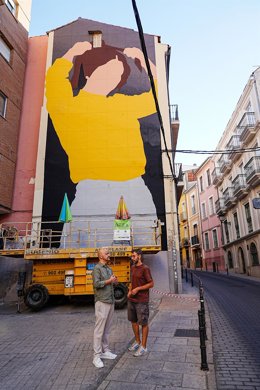 El artista JM Brea crea un mural en Cáceres encargado por Remudarte sobre la inclusión y el reciclaje textil