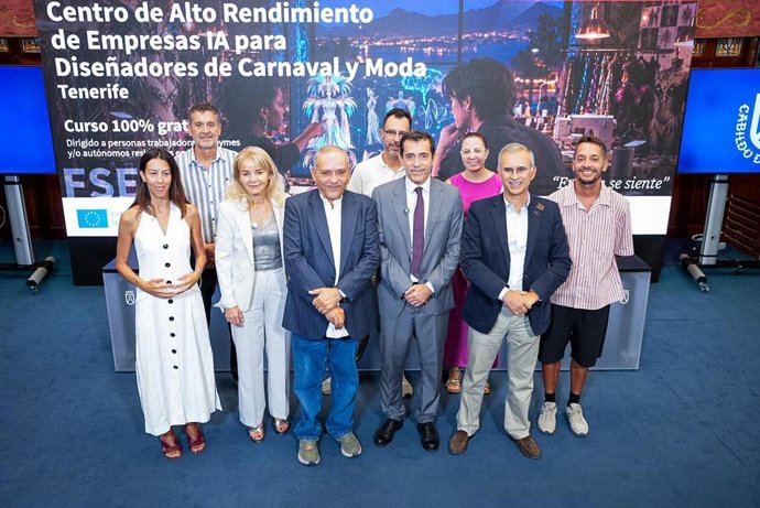 Fotografía con los integrantes del proyecto del Centro de Alto Rendimiento de Empresas IA para Diseñadores de Carnaval y Moda con EOI