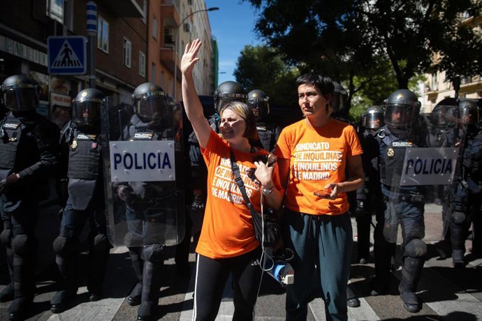 Las portavoces del Sindicato de Inquilinas e Inquilinos de Madrid, Valeria Racu (i) y Alicia del Río (d), a 23 de septiembre de 2026, en Madrid (España)
