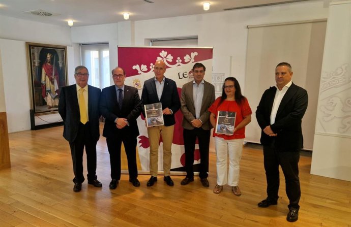 El alcalde de León, José Antonio Diez (centro izquierda), ha presentado la colección de la Semana Santa de León en el Ayuntamiento de San Marcelo.