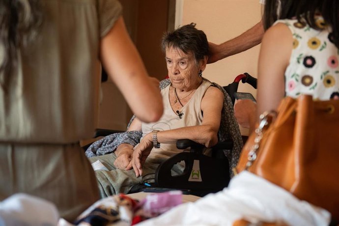 Maricarmen minutos antes de ser desahuciada, a 23 de septiembre de 2026, en Madrid (España). Maricarmen, una vecina de 87 años del barrio madrileño de Retiro, se enfrenta este miércoles día 23 a un cuarto y definitivo intento de desahucio de la casa donde
