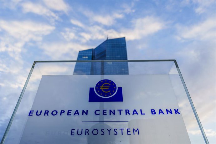 Archivo - FILED - 07 September 2022, Hessen, Frankfurt_Main: A "European Central Bank - Eurosystem" board stands in front of the ECB Tower. Photo: Andreas Arnold/dpa