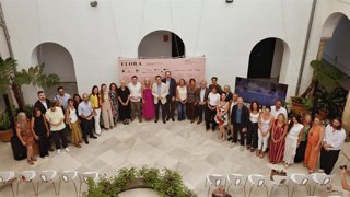 La consejera de Cultura, Patrimonio Histórico y Deporte de la Junta, Patricia del Pozo, acompañada por el alcalde de Córdoba, José María Bellido, en el centro, en una foto junto a los asistentes a la presentación de Flora.