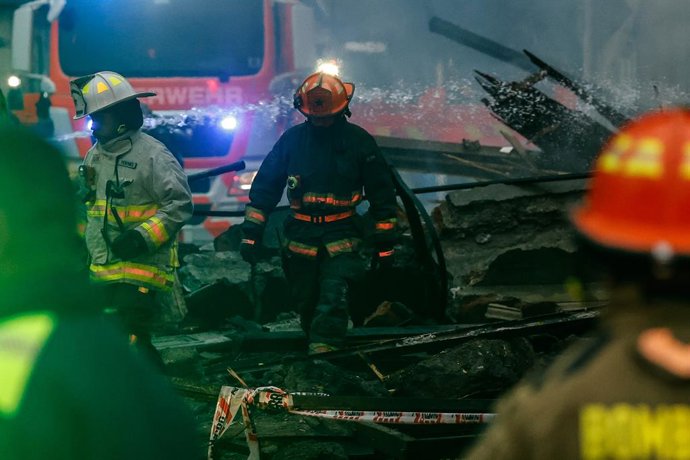 Santiago, 9 de junio de 2026.  Incendio afecta a casonas antiguas ubicadas en Libertad con Agustinas en Santiago Centro, tercera alarma de incendio y derrumbes  Diego Martin/Aton Chile