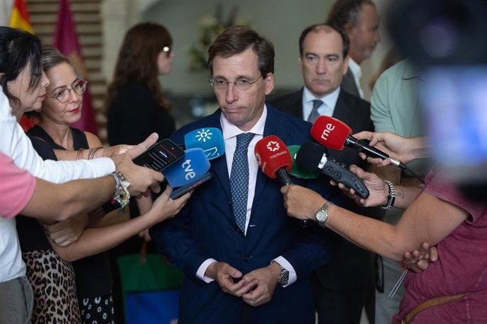 El alcalde de Madrid, José Luis Martínez-Almeida, atiende a los medios con motivo de su reunión con la Asociación de Víctimas del Descarrilamiento de Adamuz, encabezada por su presidente, Mario Samper, a 23 de septiembre de 2026, en Madrid (España). Un to