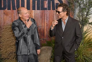Matthew McConaughey y Woody Harrelson revelan cómo surgió Brothers y si harán un test de ADN para probar su parentesco
