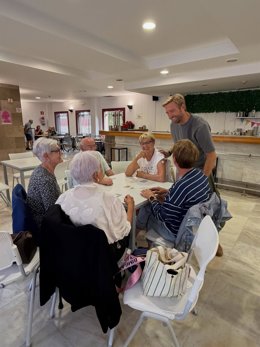 El portavoz del PRC en el Ayuntamiento de Santander, Felipe Piña, visita el Centro de Ocio de Mayores de la Finca Altamira.