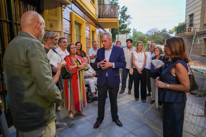 El alcalde de Sevilla junto a vecinos de Los Remedios