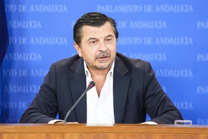 El portavoz del Grupo Parlamentario Popular, Toni Martín, durante la ronda de ruedas de prensa de portavoces de los grupos parlamentarios en el Parlamento de Andalucía. 