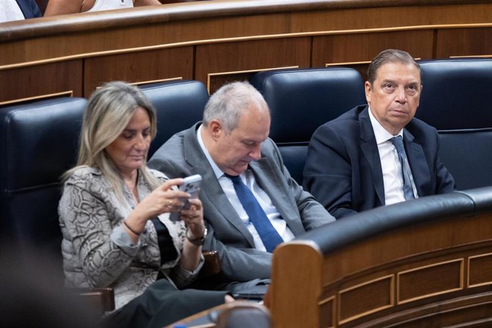 (I-D) La ministra de Educación, FP y Deportes, Milagros Tolón; el ministro de Industria y Turismo, Jordi Hereu, y l ministro de Agricultura, Pesca y Alimentación, Luis Planas,