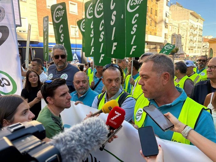 Trabajadores de Alsa en Jaén exponen sus reivindicaciones en la negociación del convenio colectivo.