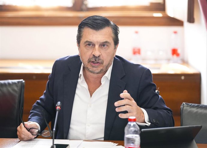 El portavoz del Grupo Popular en el Parlamento andaluz, Toni Martín, en la reunión de la Junta de Portavoces.