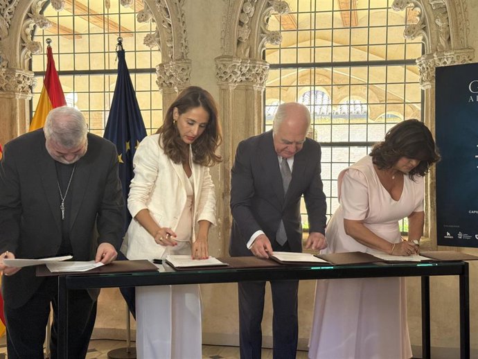El arzobispo de Zaragoza, Carlos Escribano; la presidenta de las Cortes de Aragón, María Navarro; el director general de Ibercaja, José Luis Rodrigo; y la presidenta de Heraldo de Aragón y consejera de HENNEO, Paloma de Yarza, han firmado el convenio.