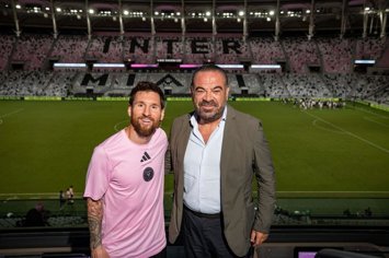 El presidente y consejero delegado de Meliá Hotels International, Gabriel Escarrer, y el futbolista argentino Leo Messi