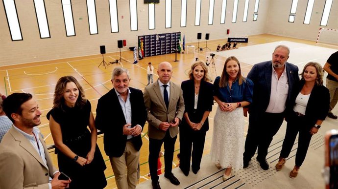Autoridades y representantes institucionales durante la inauguración del nuevo Pabellón y Centro de Usos Múltiples de Ejido Norte, en El Ejido (Almería).