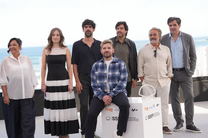 Los actores, Eduard Fernández, Cristina Plazas, Francesco Carri, Adam Jezierski y Meritxel Calvo, durante el photocall de la película 'El mal padre' en el Festival de San Sebastián. 