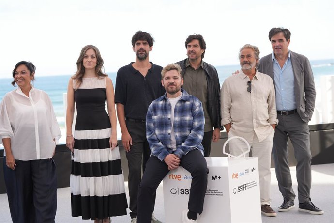 Los actores, Eduard Fernández, Cristina Plazas, Francesco Carri, Adam Jezierski y Meritxel Calvo, durante el photocall de la película 'El mal padre' en el Festival de San Sebastián. 