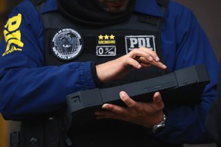 Santiago 28 de julio 2026. Carabineros y Policia de Investigaciones realiza operativo por control migratorio y fiscalizacion del comercio irregular en el sector de Toro Mazote de la comuna de Estacion Central. Dragomir Yankovic/Aton Chile