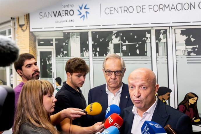 El consejero municipal de Economía del Ayuntamiento de Zaragoza, Carlos Gimeno, atiende a los medios de comunicación, acompañado por el presidente de Grupo San Valero, Pedro Baringo.
