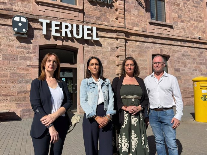 La diputada autonómica de Vox Aroha Rochela y otros miembros de Vox en Teruel.