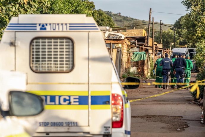 Archivo - Policías en una escena de un  tiroteo en Súdafrica, 21 enero 2026 (archivo)