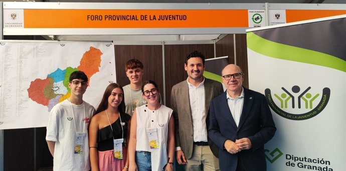 El diputado provincial de Centros Sociales, Mayores y Juventud de Granada, Roberto González, ha participado en la apertura del stand del Foro Provincial de la Juventud en las Jornadas de Recepción de Estudiantes de la Universidad de Granada (UGR).