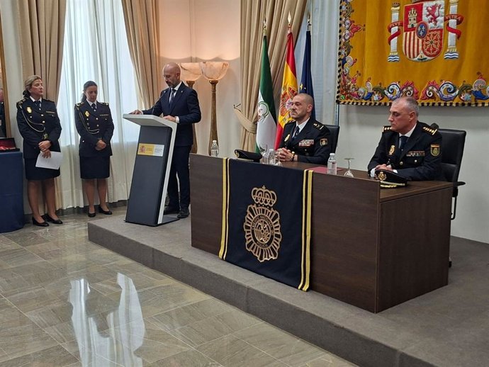El subdelegado del Gobierno en Málaga y el nuevo mando de la Policía Nacional en la provincia.