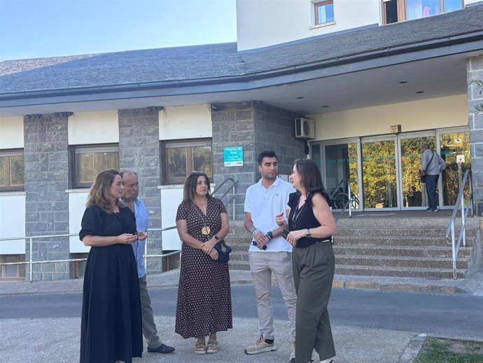 La diputada autonómica del PSOE María Rodrigo y la portavoz de este partido en Jaca, Olvido Moratinos, junto con otros miembros del PSOE ante el Hospital Comarcal de Jaca.