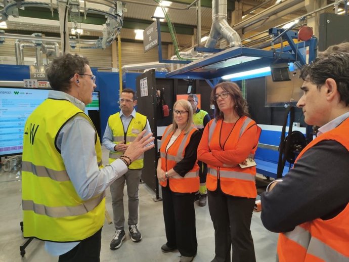 La consejera de Economía, Competitividad y Empleo del Gobierno de Aragón, Eva Valle, en su visita a la empresa Linde+Wiemann.