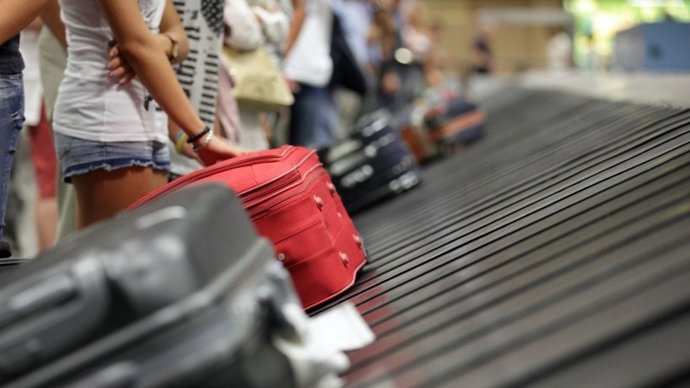 Archivo - Arxiu - Imatge de turistes en l'aeroport. 