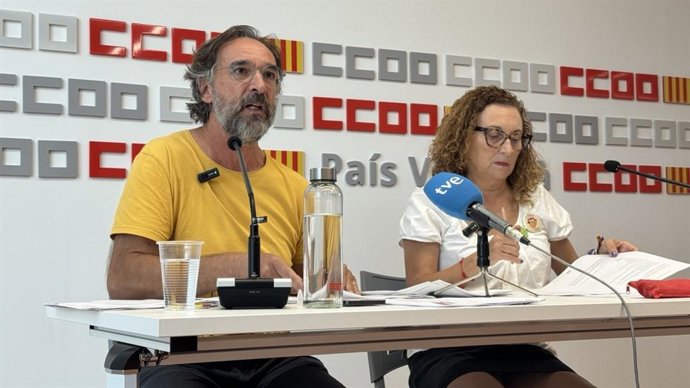 La secretaria general de la Federación de Educación de CCOO PV, Xelo Valls, y el secretario de Cultura y Política Lingüística de CCOO PV, Miquel Puig