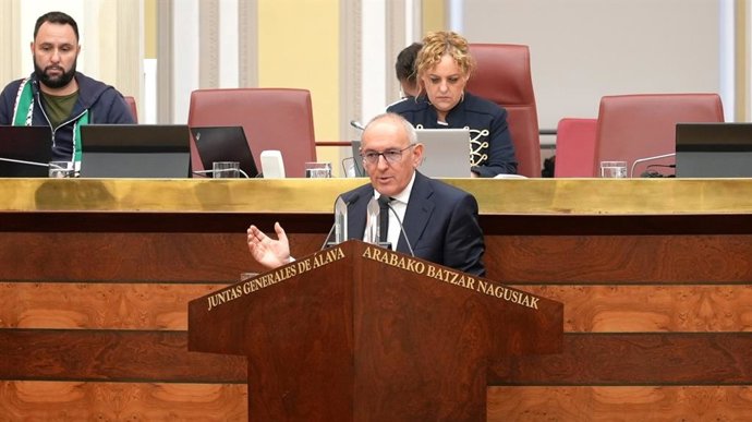 Archivo - El diputado general de Álava, Ramiro González, durante un pleno