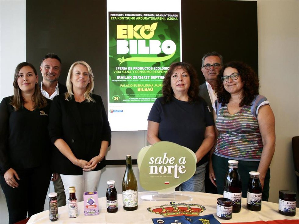 La consejera de Desarrollo Rural, Ganadería, Pesca y Alimentación, María Jesús Susinos, recibe a los productores que acuden a la Feria Eko Bilbo 2026.