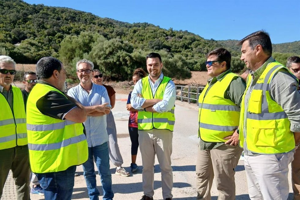 El delegado territorial de Agricultura, Pesca, Agua y Desarrollo Rural en la provincia de Cádiz, Francisco Moreno, en una visita al puente de Toleta en Puerto Serrano, donde se acometen obras de recuperación.