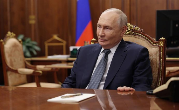 22 de setembro de 2026, Moscou, Região de Moscou, Rússia: O presidente russo, Vladimir Putin, ouve o presidente-executivo do Sberbank, Herman Gref, apresentar seu relatório durante uma reunião presencial no Kremlin, em 22 de setembro de 2026, em Moscou, R